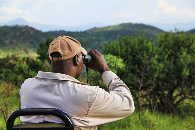 how to use binoculars